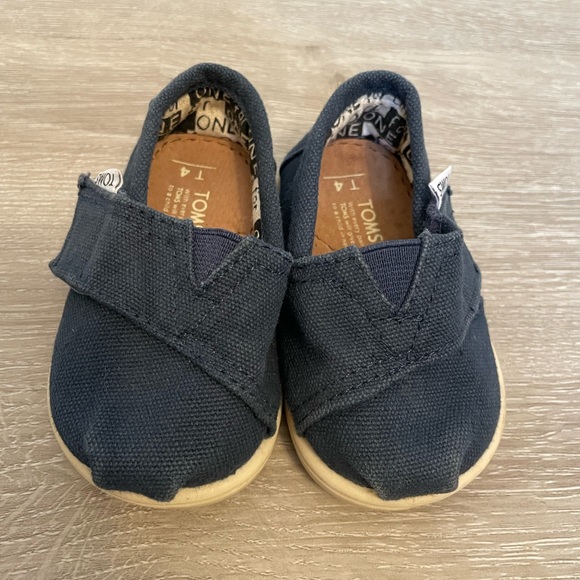 TOMS Classic Canvas Shoe in Navy, Toddler size 4 (see size chart) - Picture 2 of 6